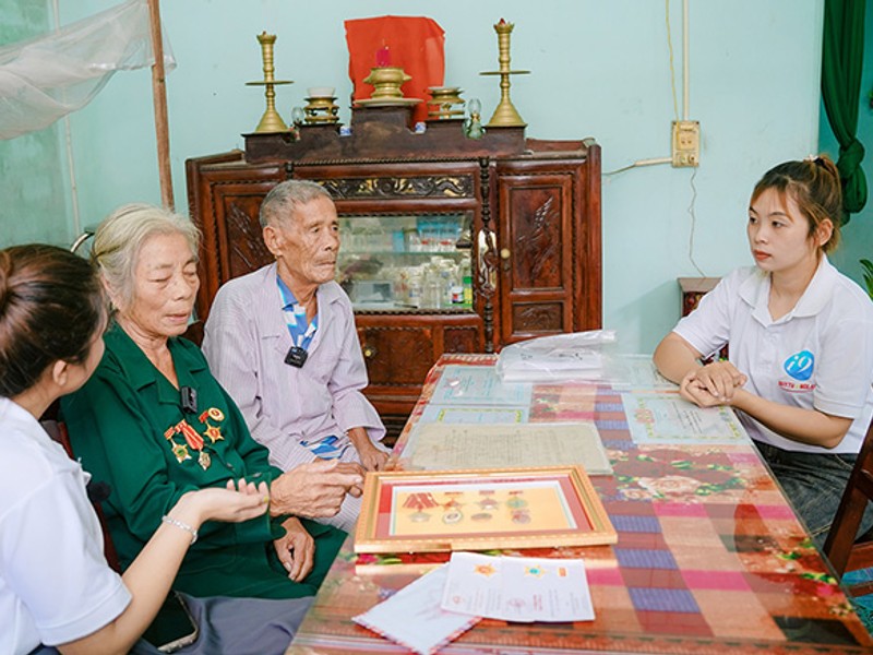 Hình ảnh gia đình với các công cụ kiểm soát của phụ huynh để bảo vệ trẻ em khỏi cờ bạc trực tuyến