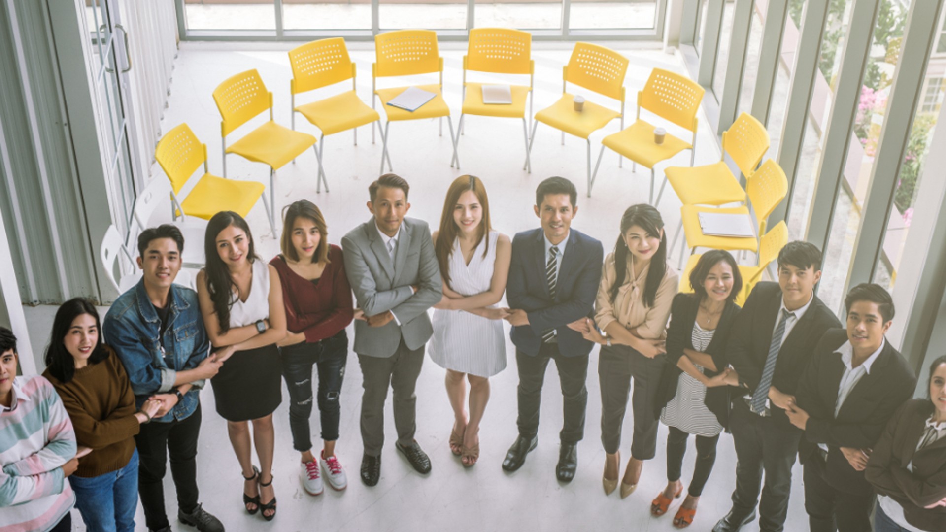 Hình ảnh một người đang suy tư về vấn đề cờ bạc có vấn đề, với màu sắc xanh đậm và vàng hổ phách của lu88 làm điểm nhấn.